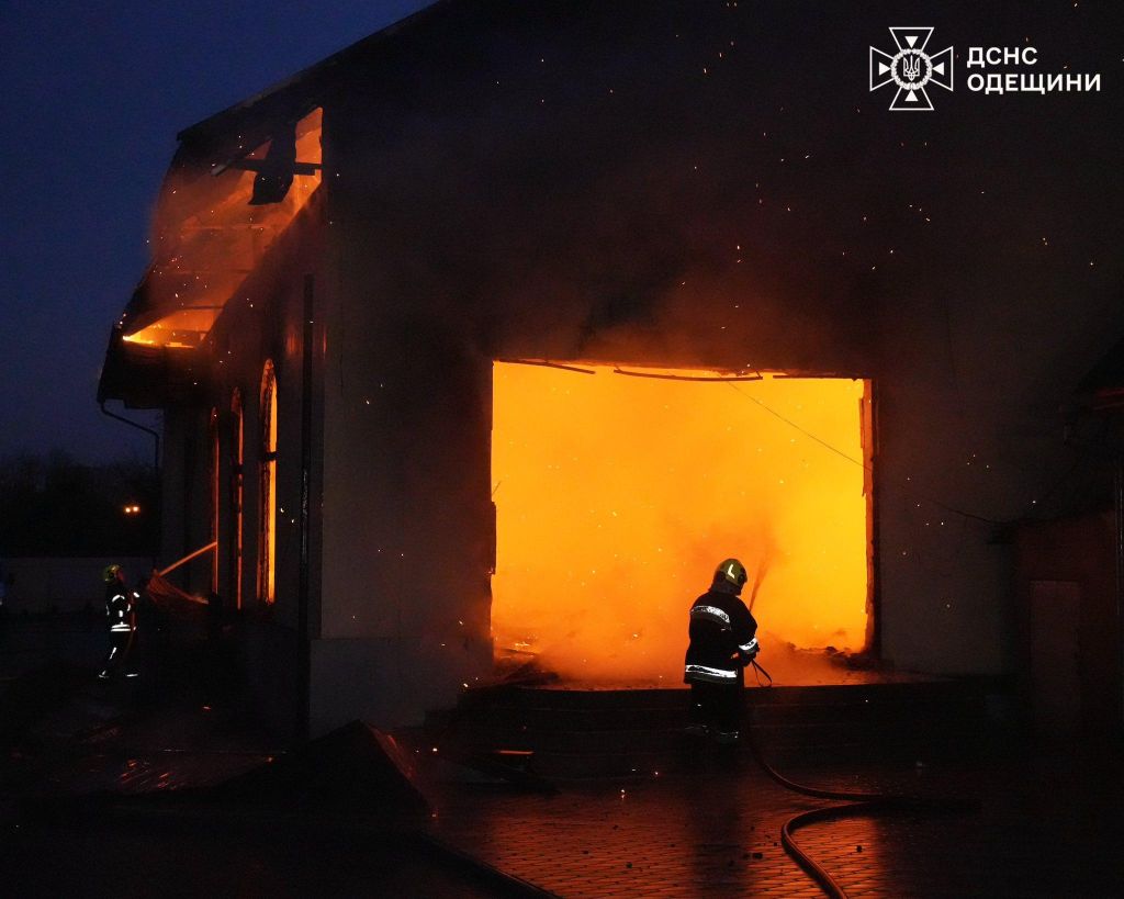 Вогнеборці гасили масштабну пожежу в Хаджибейському районі Одеси(фото) Вогнеборці гасили масштабну пожежу в Хаджибейському районі Одеси(фото)