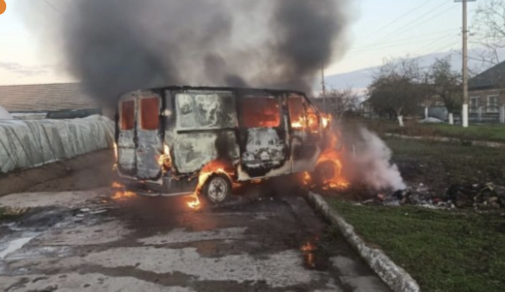 В Утконосівці згорів мікроавтобус(фото) В Утконосівці згорів мікроавтобус(фото)