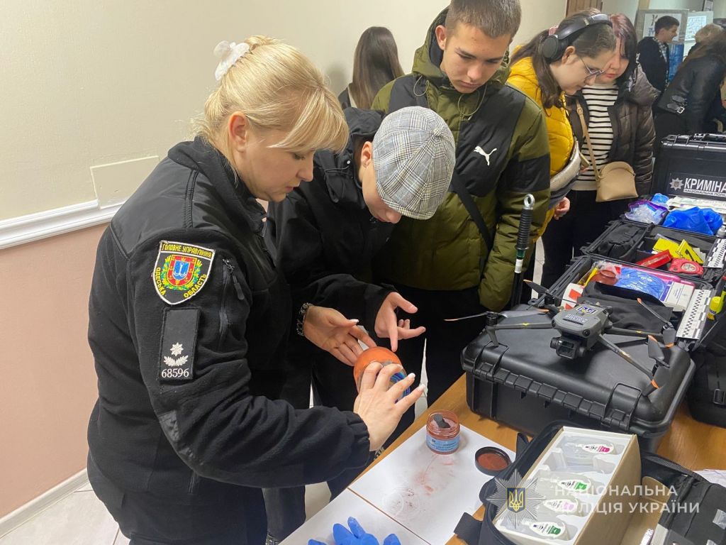 На Одещині поліцейські зустрілися з випускниками навчальних закладів та провели для молоді профорієнтаційні заходи (фото) На Одещині поліцейські зустрілися з випускниками навчальних закладів та провели для молоді профорієнтаційні заходи (фото)