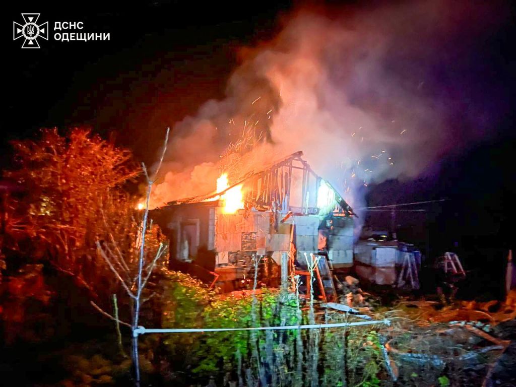 Пожежа в Одеському районі: господар обгорів, рятуючи власний будинок Пожежа в Одеському районі: господар обгорів, рятуючи власний будинок