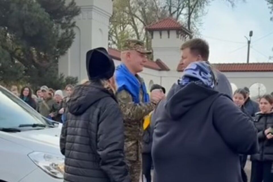 В Арциз з російської неволі повернувся захисник України Андрій Афанасьєв В Арциз з російської неволі повернувся захисник України Андрій Афанасьєв