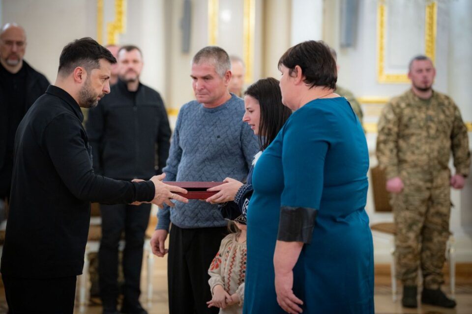Володимир Зеленський вручив орден «Золота Зірка» родині загиблого Героя України з Кілії Володимир Зеленський вручив орден «Золота Зірка» родині загиблого Героя України з Кілії
