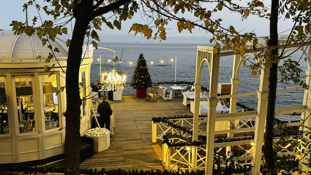 В Одесі пляж прикрасили новорічними ялинками та гірляндами (фото) В Одесі пляж прикрасили новорічними ялинками та гірляндами (фото)