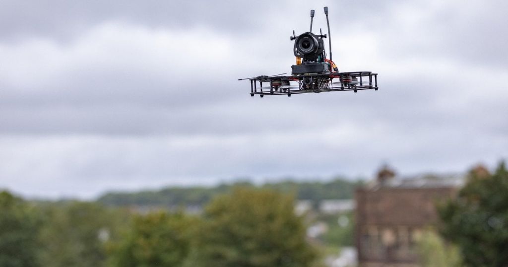 Поряд із Вільнюським аеропортом літав дрон: служба безпеки затримала оператора Поряд із Вільнюським аеропортом літав дрон: служба безпеки затримала оператора