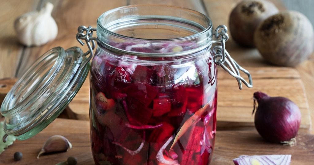 Цибуля, маринована з буряком: рецепт універсальної закуски Цибуля, маринована з буряком: рецепт універсальної закуски