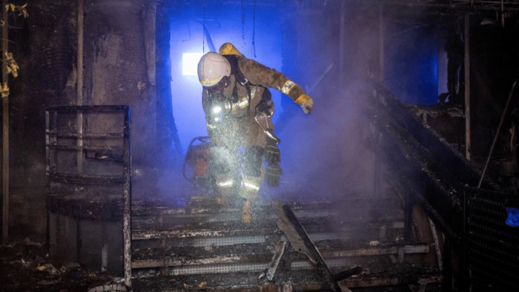 Пожежа в Одесі — вогонь знищив банк та житлову квартиру(фото) Пожежа в Одесі — вогонь знищив банк та житлову квартиру(фото)