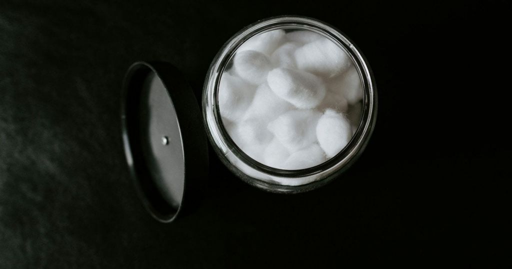 Навіщо британці в листопаді розкладають ватні кульки по кутах — і як цей простий лайфгак стане у пригоді нам Навіщо британці в листопаді розкладають ватні кульки по кутах — і як цей простий лайфгак стане у пригоді нам