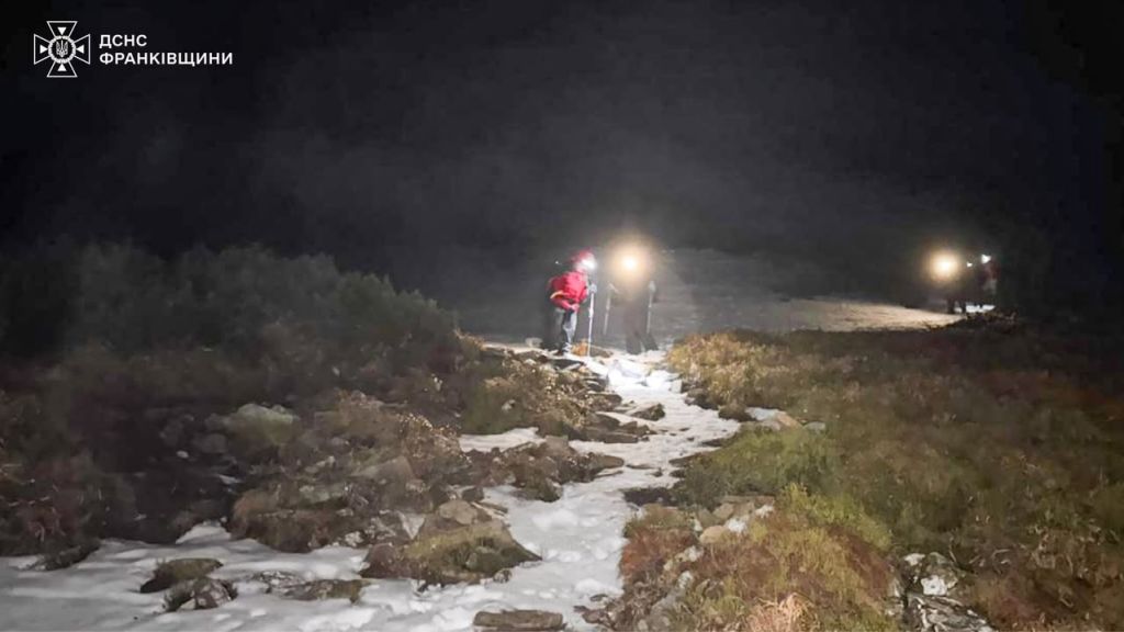 На Івано-Франківщині гірські рятувальники розшукали туристів, які заблукали поблизу гори Говерла(фото) На Івано-Франківщині гірські рятувальники розшукали туристів, які заблукали поблизу гори Говерла(фото)