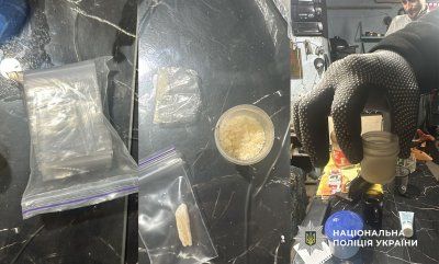 Маскував психотропи в губках для миття посуду та відправляв товаришу у виправну колонію: поліцейські затримали жителя Одеського району за наркозлочини(фото) Маскував психотропи в губках для миття посуду та відправляв товаришу у виправну колонію: поліцейські затримали жителя Одеського району за наркозлочини(фото)