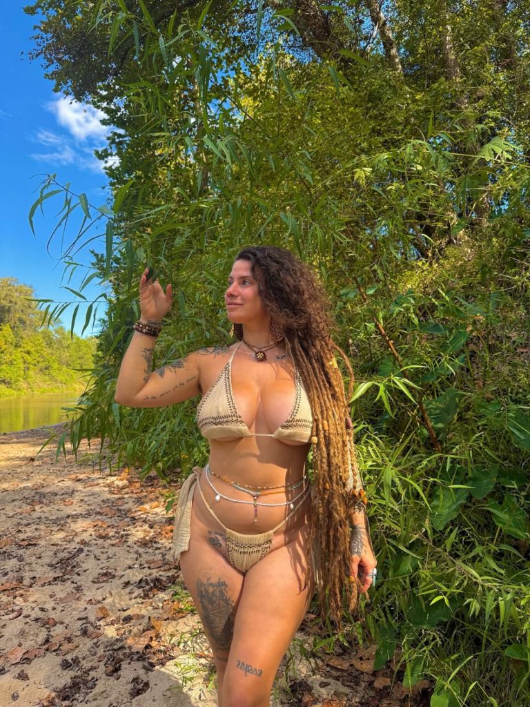 Модель 18+ відкрила ферму й заробляє статки біля кіз і вуликів (фото) Модель 18+ відкрила ферму й заробляє статки біля кіз і вуликів (фото)