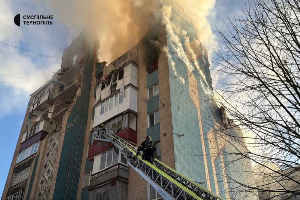 З-під завалів дістають тіла: показали наслідки російського терору в Тернополі (фото) З-під завалів дістають тіла: показали наслідки російського терору в Тернополі (фото)