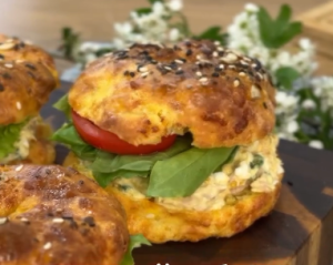 Сирний бургер, який підкорює дітей та дорослих: готуємо ситний сніданок за 30 хв Сирний бургер, який підкорює дітей та дорослих: готуємо ситний сніданок за 30 хв