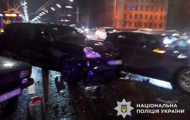 У Києві п’яний водій Porsche Cayenne влаштував ДТП і стрілянину У Києві п’яний водій Porsche Cayenne влаштував ДТП і стрілянину