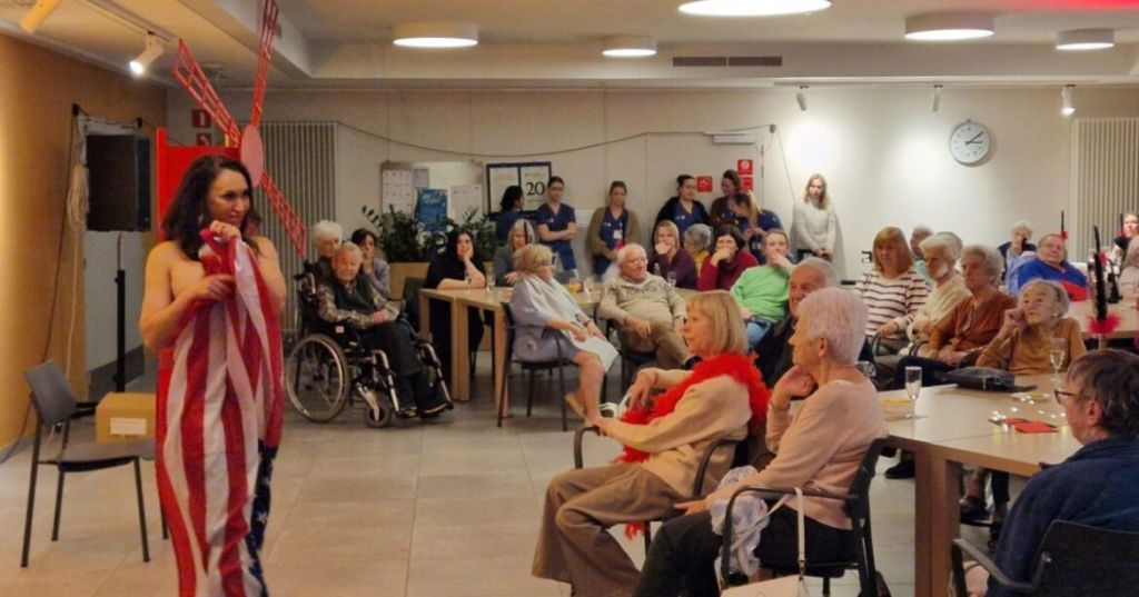 Допомагали знімати спіднє: мешканцям будинку для літніх людей подарували стриптиз (фото) Допомагали знімати спіднє: мешканцям будинку для літніх людей подарували стриптиз (фото)