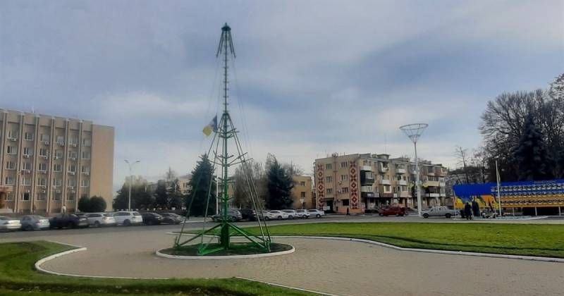 В Ізмаїлі почали встановлювати новорічну ялинку В Ізмаїлі почали встановлювати новорічну ялинку