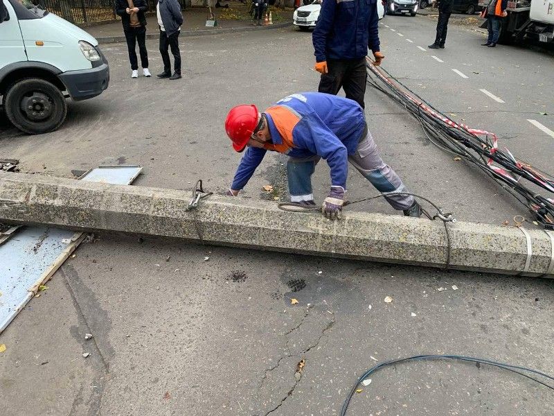 В Одесі енергетики замінюють аварійні опори(фото) В Одесі енергетики замінюють аварійні опори(фото)