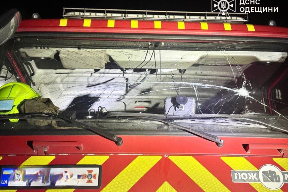 В Одесі техніка ДСНС під час ліквідації наслідків обстрілу потрапила під повторний удар В Одесі техніка ДСНС під час ліквідації наслідків обстрілу потрапила під повторний удар