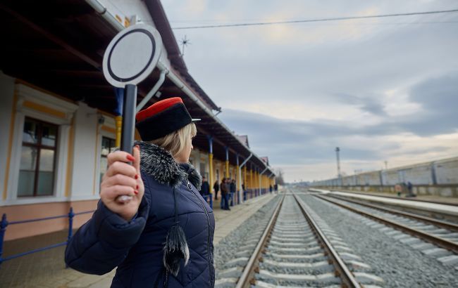 "Укрзалізниця" терміново змінює графіки руху поїздів: список рейсів, які скасували "Укрзалізниця" терміново змінює графіки руху поїздів: список рейсів, які скасували