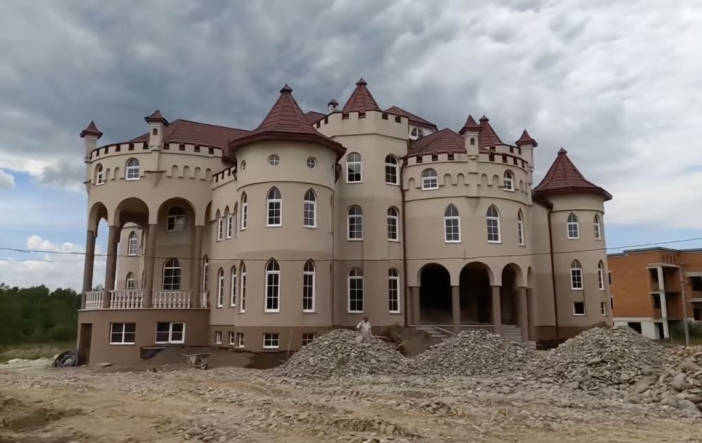Замки біля кордону: як живе найбагатше в Україні село на Закарпатті (фото) Замки біля кордону: як живе найбагатше в Україні село на Закарпатті (фото)