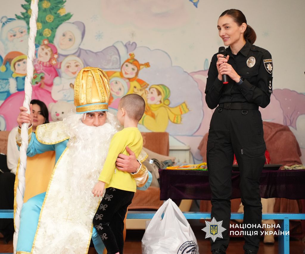 Поліцейські Одещини стали помічниками святого Миколая для малечі, яка найбільше потребує підтримки Поліцейські Одещини стали помічниками святого Миколая для малечі, яка найбільше потребує підтримки