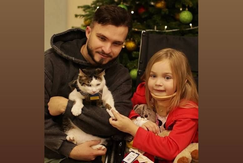 Бойовий кіт «Шайба» з Ізмаїльщини відвідав діток, які проходять лікування в «Охмадит» Бойовий кіт «Шайба» з Ізмаїльщини відвідав діток, які проходять лікування в «Охмадит»