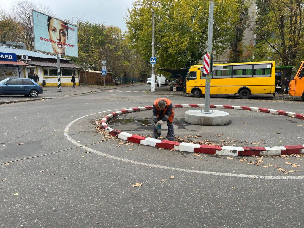 В Одесі відремонтували пошкоджені внаслідок ДТП огородження та колесовідбійник(фото) В Одесі відремонтували пошкоджені внаслідок ДТП огородження та колесовідбійник(фото)