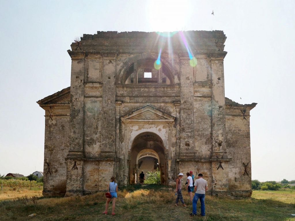 Від величі до руїн: доля німецького костелу 19 століття в селі на Одещині(фото) Від величі до руїн: доля німецького костелу 19 століття в селі на Одещині(фото)