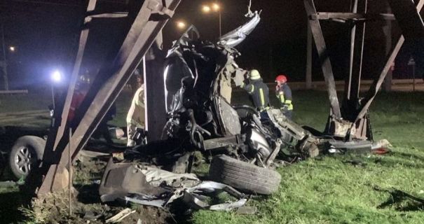 Смертельна ДТП у Запоріжжі: авто розтрощило від зіткнення з електоопорою Смертельна ДТП у Запоріжжі: авто розтрощило від зіткнення з електоопорою