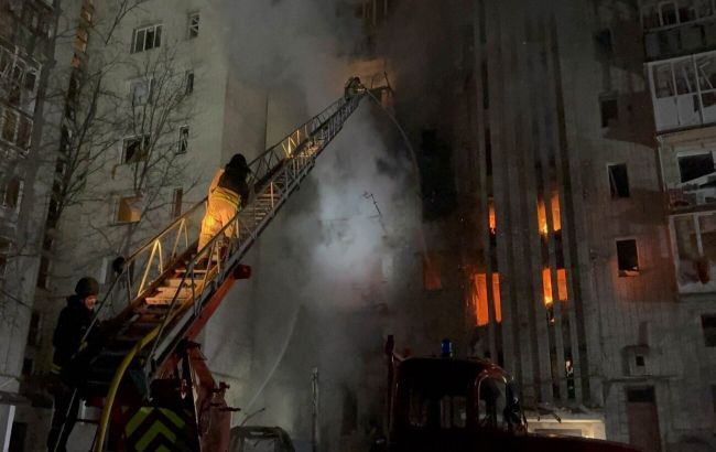 Росіяни вночі атакували Україну "шахедами": у містах палали будинки, є постраждалі (фото) Росіяни вночі атакували Україну "шахедами": у містах палали будинки, є постраждалі (фото)