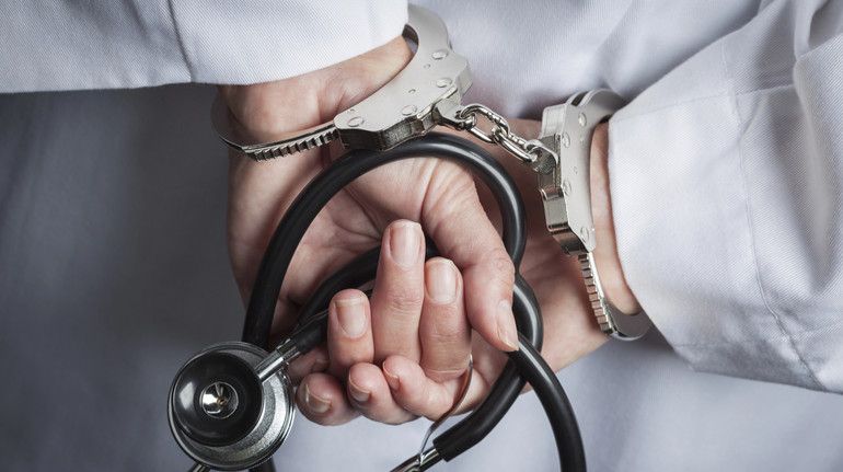 У Великобританії лікаря обвинувачують у десятках сексуальних домагань до пацієнтів, серед яких – діти У Великобританії лікаря обвинувачують у десятках сексуальних домагань до пацієнтів, серед яких – діти