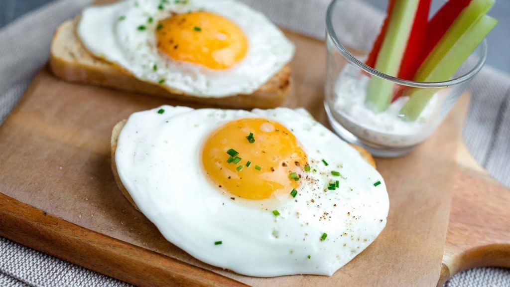 Яєчня по-новому: який інгредієнт створить новий смак популярного сніданку Яєчня по-новому: який інгредієнт створить новий смак популярного сніданку
