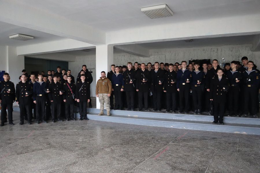 Гвардієць зі складу мобільної вогневої групи провів захід для курсантів Дунайського фахового коледжу НУ ОМА(фото) Гвардієць зі складу мобільної вогневої групи провів захід для курсантів Дунайського фахового коледжу НУ ОМА(фото)