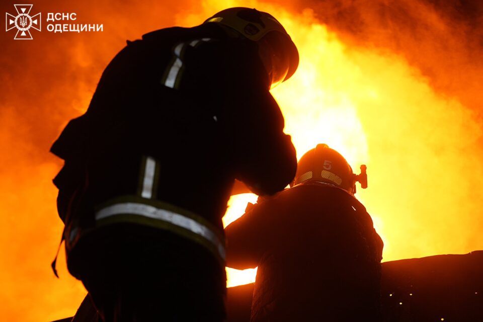Одещина вночі знову пережила ворожу атаку: пошкоджено об’єкт енергетики та приватні будинки Одещина вночі знову пережила ворожу атаку: пошкоджено об’єкт енергетики та приватні будинки