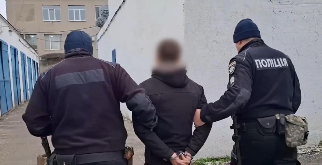 На Одещині затримали грабіжників, які напали на підлітка й жінок (відео) На Одещині затримали грабіжників, які напали на підлітка й жінок (відео)