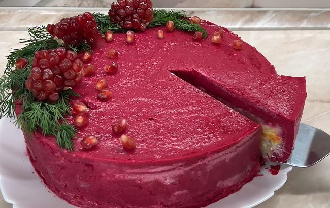 "Оселедець під шубою" у вигляді торта: новий рецепт (відео) "Оселедець під шубою" у вигляді торта: новий рецепт (відео)