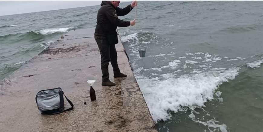 На одеських пляжах перевірили воду на наявність нафтопродуктів На одеських пляжах перевірили воду на наявність нафтопродуктів