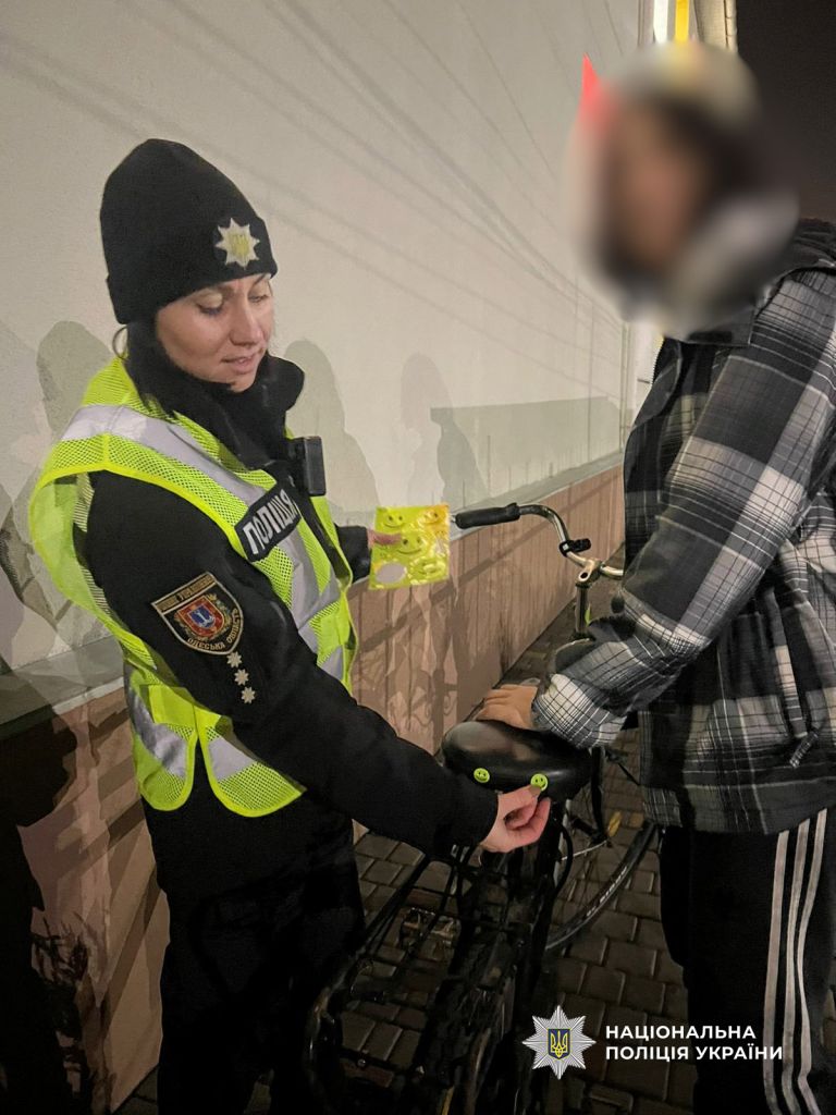 Поліцейські навчають громадян робити себе помітними на дорозі в темну пору доби Поліцейські навчають громадян робити себе помітними на дорозі в темну пору доби