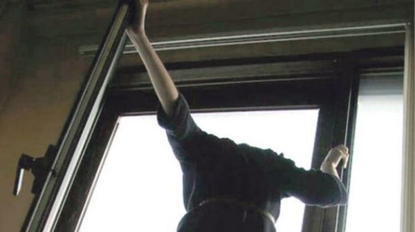 У Миколаєві з вікна багатоповерхівки вистрибнула 19-річна дівчина. Її могли там утримувати силоміць – поліція У Миколаєві з вікна багатоповерхівки вистрибнула 19-річна дівчина. Її могли там утримувати силоміць – поліція