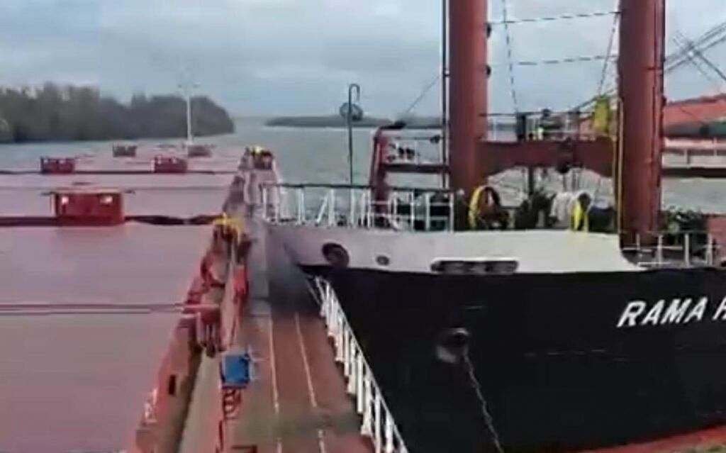 Біля берегів Одещини на Дунаї зіткнулися два судна: балкер протаранив суховантаж з українською пшеницею (відео) Біля берегів Одещини на Дунаї зіткнулися два судна: балкер протаранив суховантаж з українською пшеницею (відео)