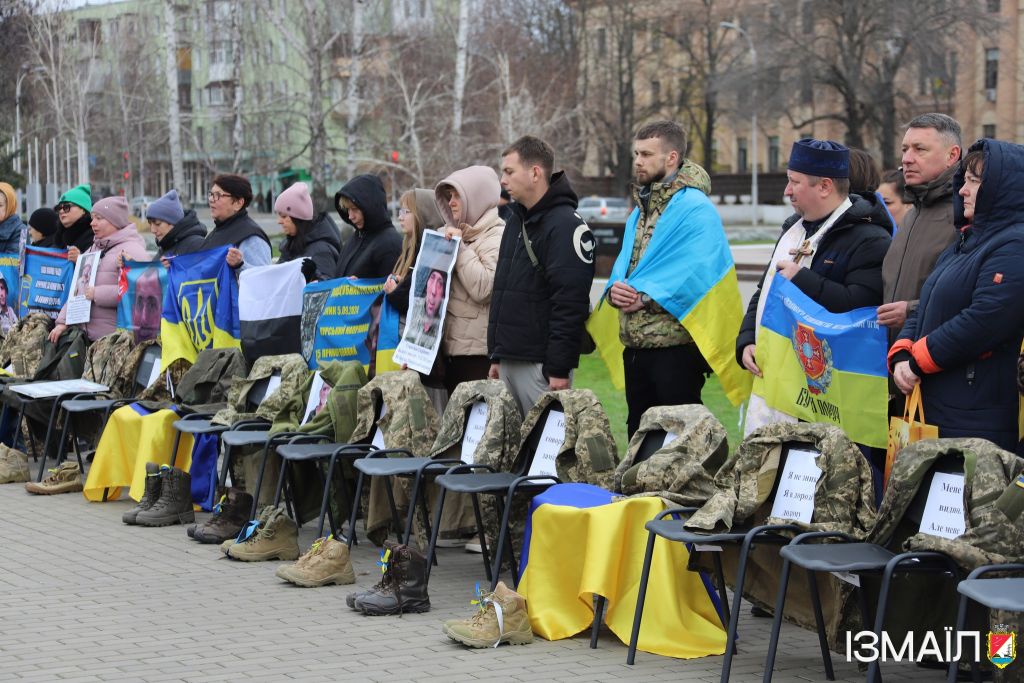 В Ізмаїлі в суботу, 13 грудня, на Центральній площі Ізмаїла відбулася мирна акція на підтримку родин безвісти зниклих та полонених українських військовослужбовців — «Зниклі, але не забуті». В Ізмаїлі в суботу, 13 грудня, на Центральній площі Ізмаїла відбулася мирна акція на підтримку родин безвісти зниклих та полонених українських військовослужбовців — «Зниклі, але не забуті».