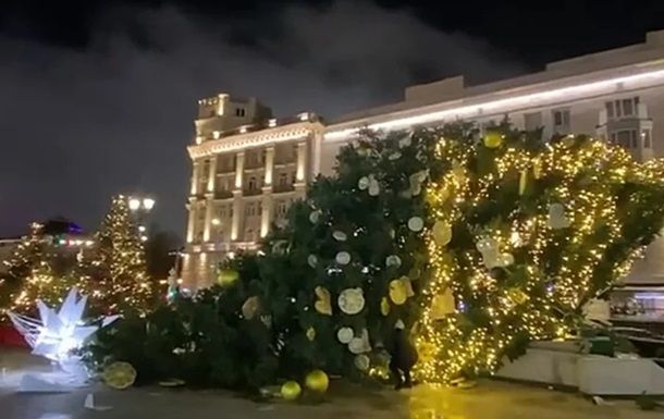 У москві впала новорічна ялинка(відео) У москві впала новорічна ялинка(відео)