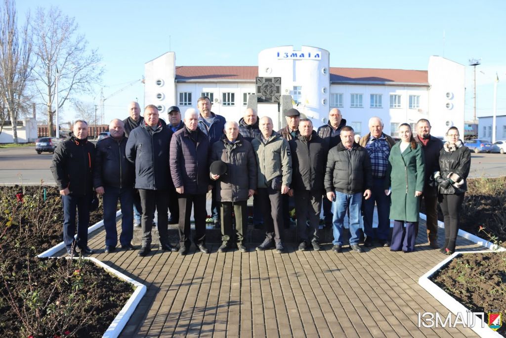 В Ізмаїлі у День вшанування учасників ліквідації наслідків аварії на Чорнобильській АЕС відбулася церемонія покладання квітів до пам’ятного знаку на Привокзальній площі — місці, звідки люди різних професій вирушали у свій небезпечний шлях до Чорнобиля В Ізмаїлі у День вшанування учасників ліквідації наслідків аварії на Чорнобильській АЕС відбулася церемонія покладання квітів до пам’ятного знаку на Привокзальній площі — місці, звідки люди різних професій вирушали у свій небезпечний шлях до Чорнобиля