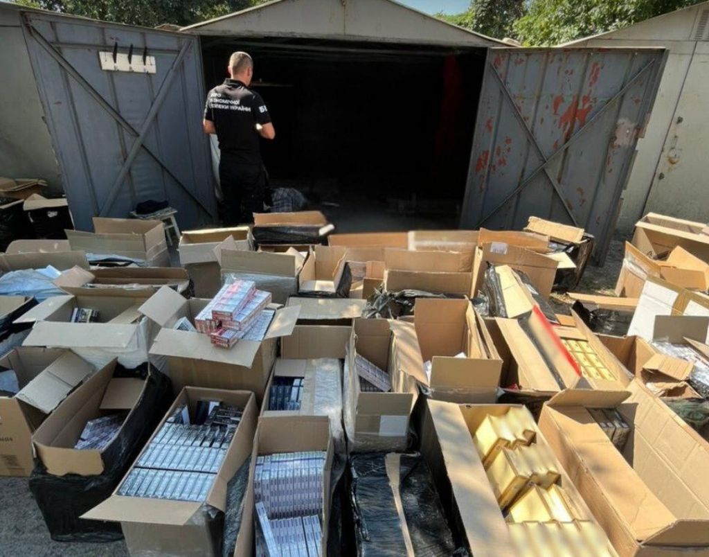 Інспектори БЕБ викрили схему продажу сигарет без акцизу в Одесі (фото, відео) Інспектори БЕБ викрили схему продажу сигарет без акцизу в Одесі (фото, відео)