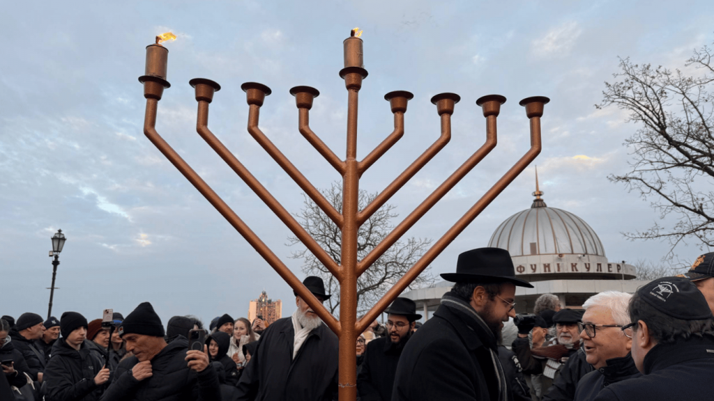 Свічки проти темряви — в Одесі запалили перший вогонь ханукії Свічки проти темряви — в Одесі запалили перший вогонь ханукії