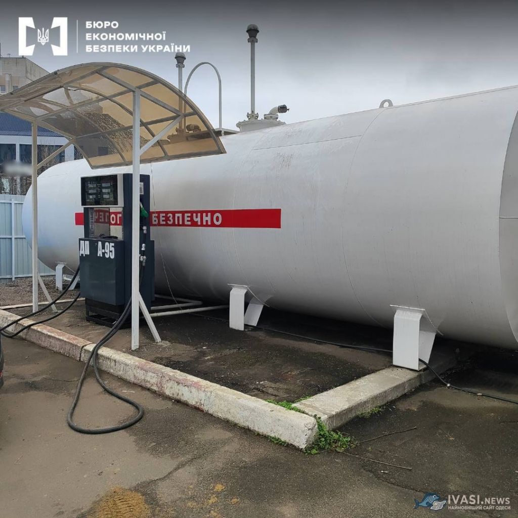 В Одесі реалізували пальне невідомого походження(фото) В Одесі реалізували пальне невідомого походження(фото)