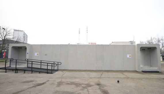 У Києві встановили перше мобільне укриття для захисту від атак Росії У Києві встановили перше мобільне укриття для захисту від атак Росії