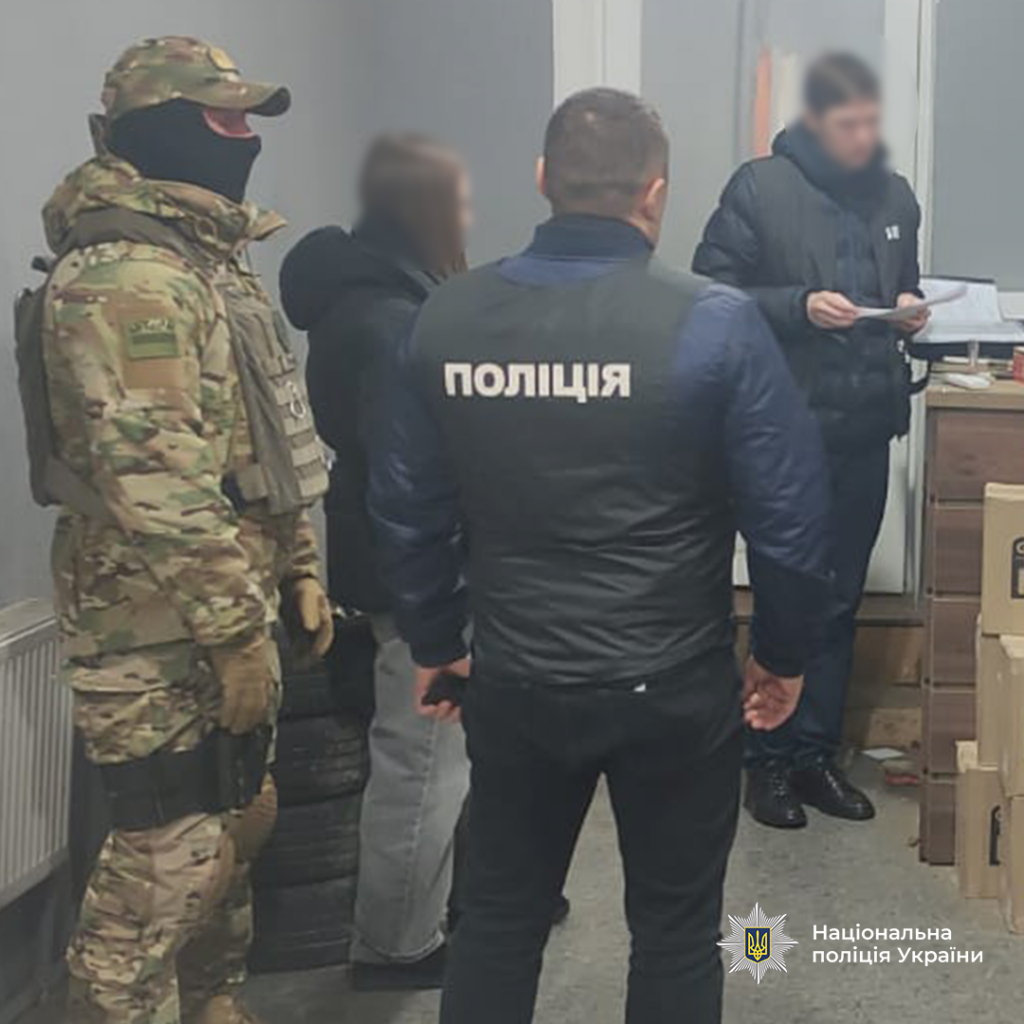 Одеські поліцейські викрили міжрегіональну групу, яка організувала підпільне виробництво тютюнової продукції Одеські поліцейські викрили міжрегіональну групу, яка організувала підпільне виробництво тютюнової продукції