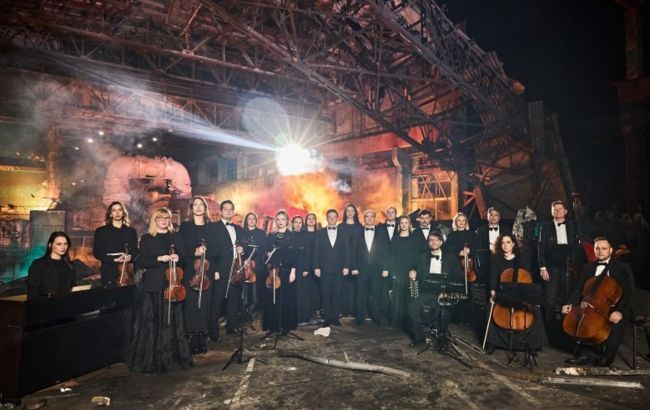 "Щедрик" заспівали на зруйнованій ТЕС. ДТЕК закликав допомогти відновити енергетику (відео) "Щедрик" заспівали на зруйнованій ТЕС. ДТЕК закликав допомогти відновити енергетику (відео)