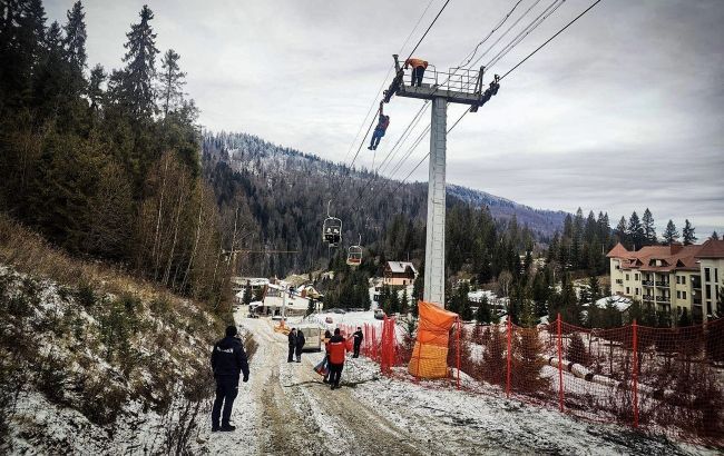 У Карпатах 80 туристів застрягли на підйомнику У Карпатах 80 туристів застрягли на підйомнику