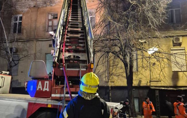 Ворожа атака на Одесу: в МВА показали, як ліквідовують наслідки(фото) Ворожа атака на Одесу: в МВА показали, як ліквідовують наслідки(фото)